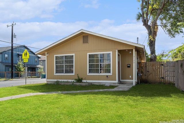 view of front facade with a front yard