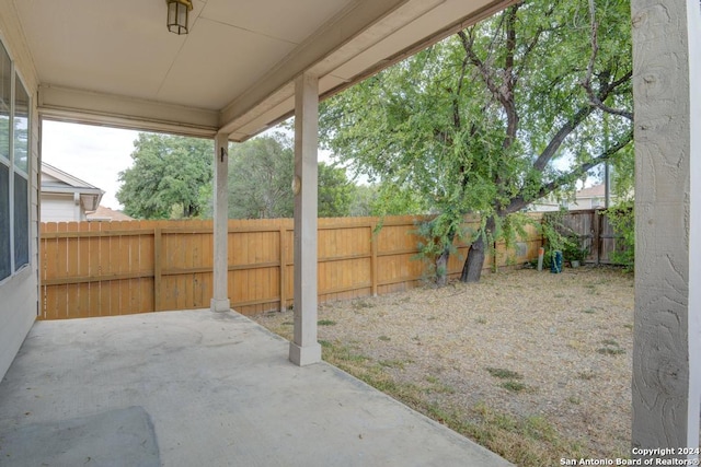 view of yard featuring a patio