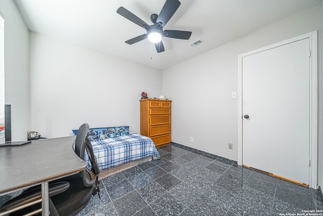 bedroom with ceiling fan