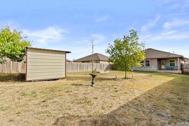 view of yard with a shed