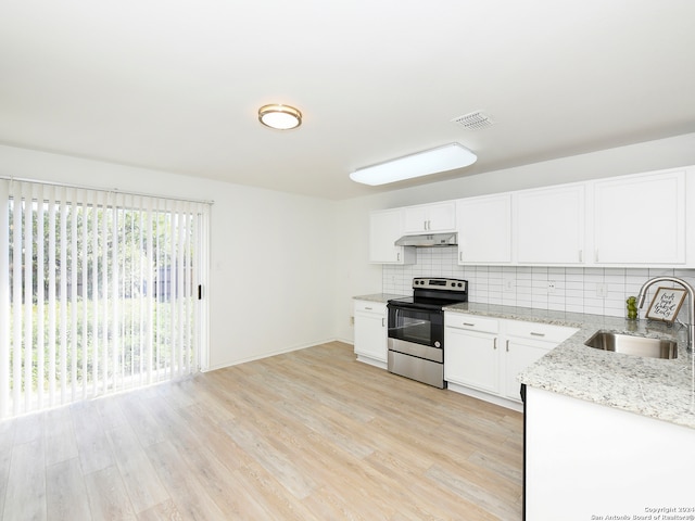 kitchen featuring backsplash, stainless steel electric stove, white cabinets, sink, and light wood-type flooring