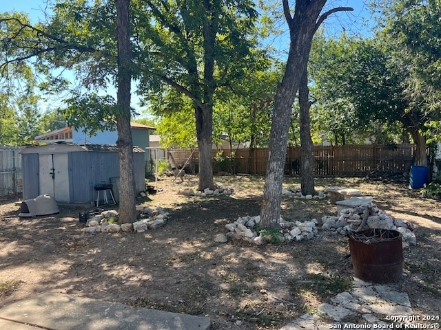 view of yard featuring a storage shed