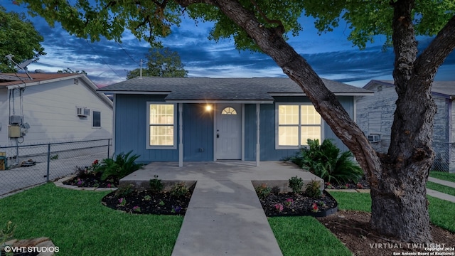 view of front of property featuring a lawn