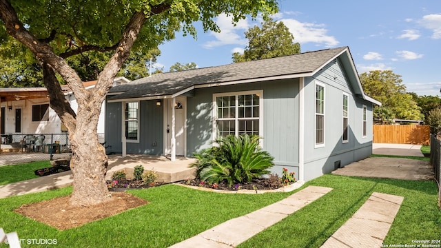 view of front facade featuring a front yard