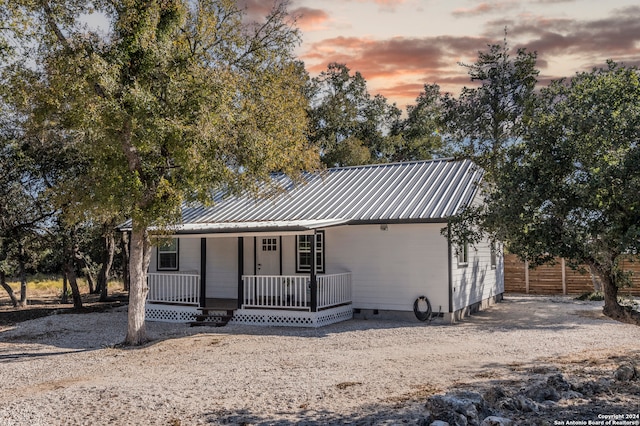 ranch-style house with covered porch