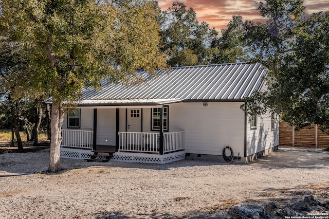 single story home with a porch