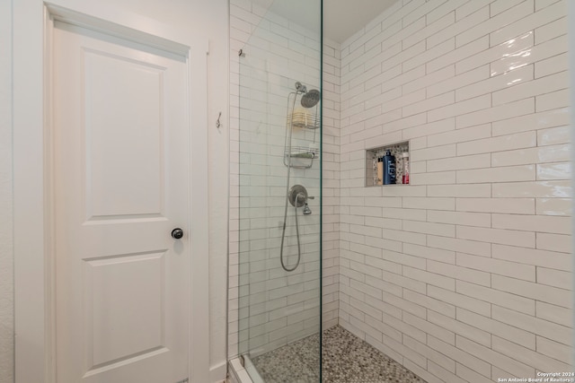 bathroom featuring a tile shower