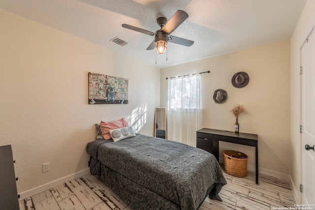 bedroom featuring ceiling fan and a textured ceiling