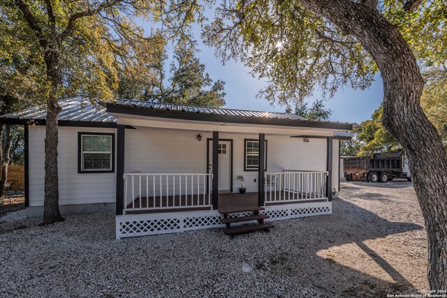 ranch-style home with a porch