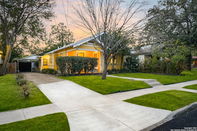 view of front of house featuring a lawn