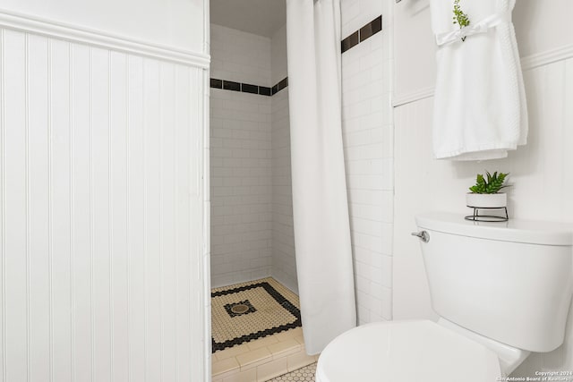 bathroom featuring curtained shower and toilet