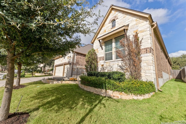 view of front of property featuring a front lawn