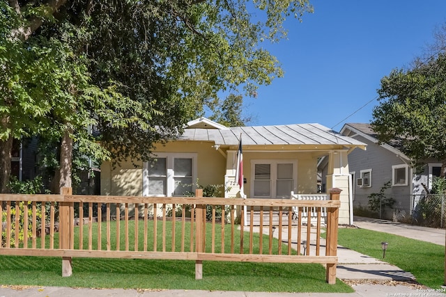 view of front facade featuring covered porch and a front yard