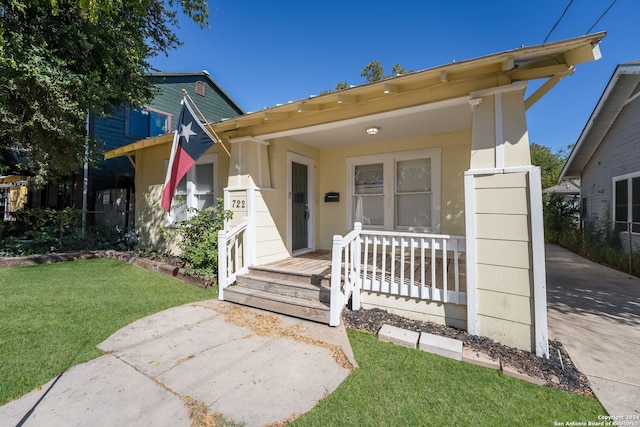 view of front facade featuring a front yard and a porch