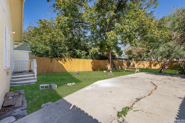 view of yard featuring a patio area