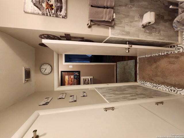 bathroom featuring decorative backsplash