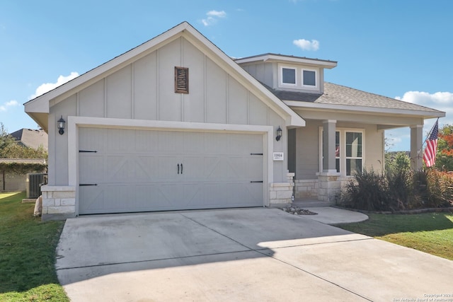 view of front facade featuring a front lawn and a garage