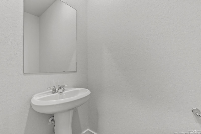 10719 Gilmore Gdn, San Antonio, TX 78109 - bathroom with a textured wall