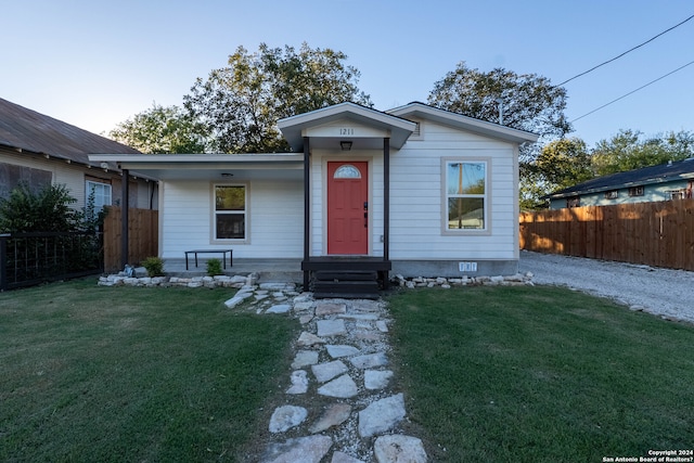 view of front of house featuring a front lawn