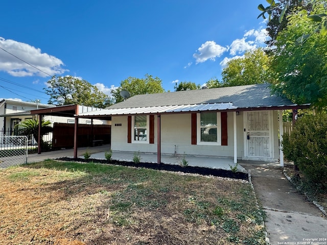 view of front facade with a carport