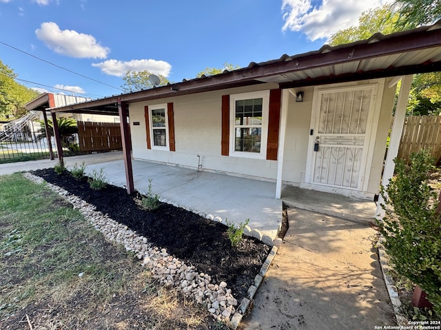 view of front of home featuring a patio area