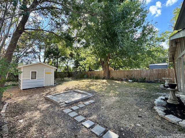 view of yard with a storage unit