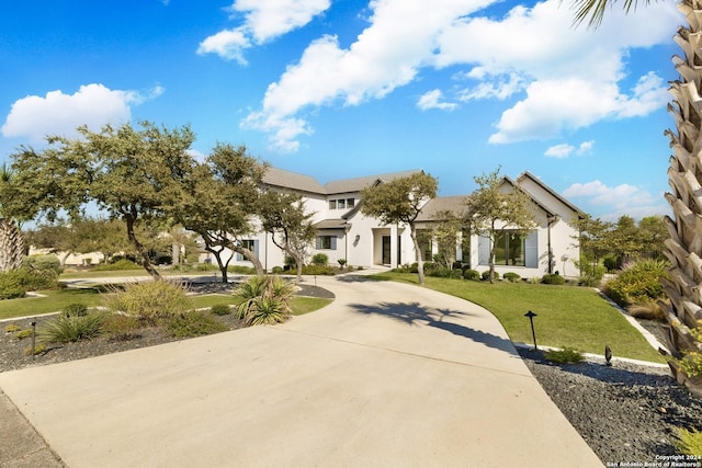 view of front of house featuring a front yard