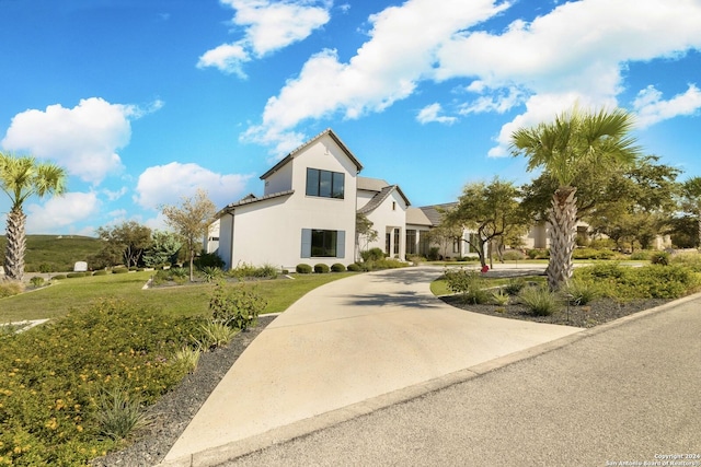 view of front of property with a front yard