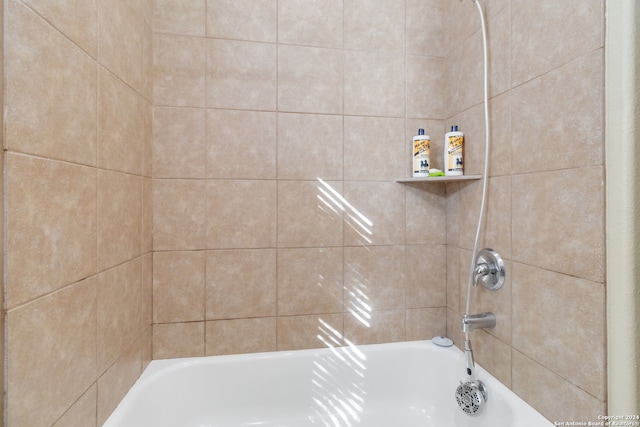 bathroom featuring tiled shower / bath combo