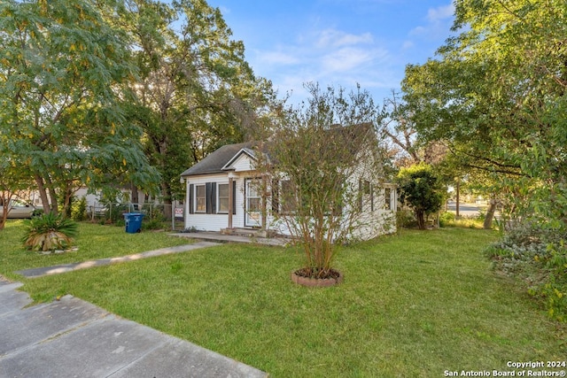 view of front of house with a front lawn