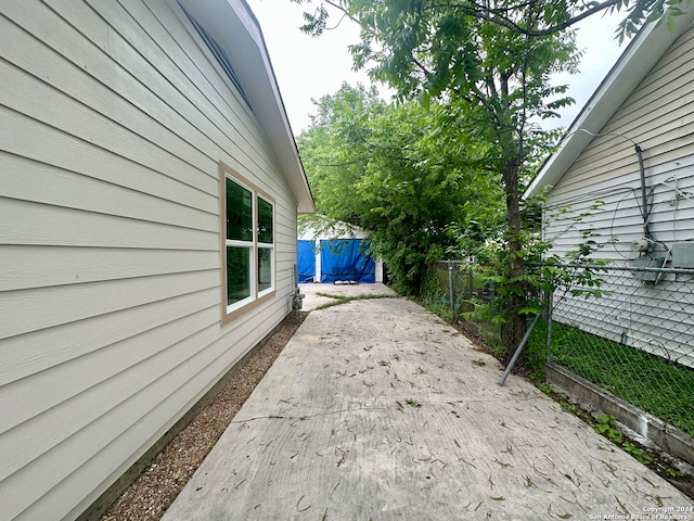 view of yard featuring a patio