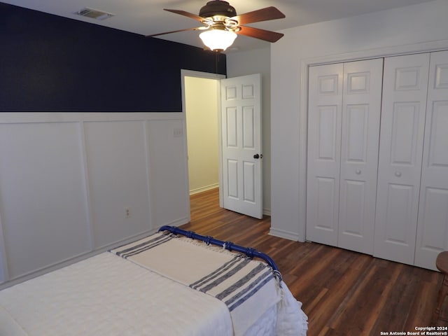 bedroom with dark wood-type flooring and ceiling fan