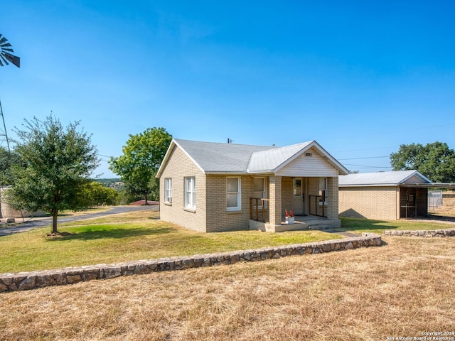 view of front facade featuring a front lawn