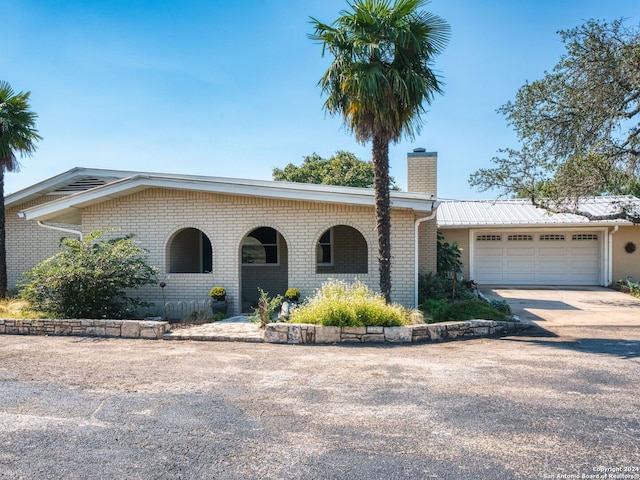 view of front facade featuring a garage