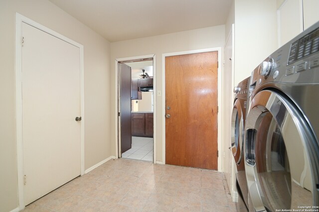 washroom featuring ceiling fan, washing machine and dryer, and light tile patterned floors