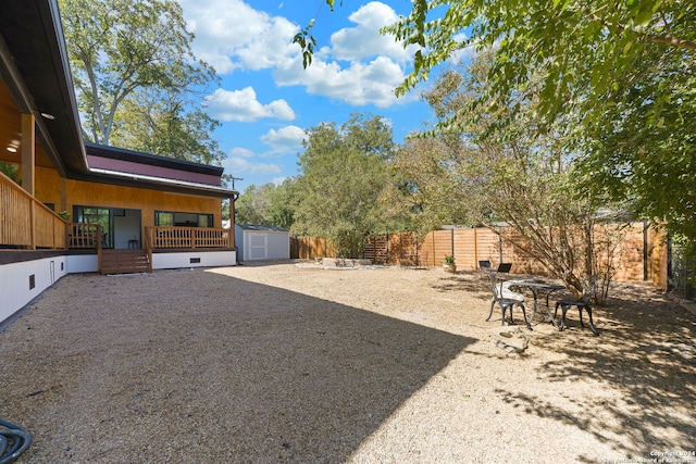 view of yard featuring a storage shed