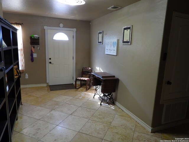 Listing photo 3 for 155 Scenic Cir, Lakehills TX 78063