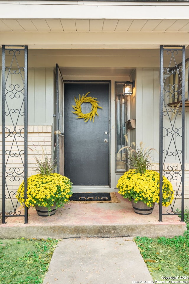 entrance to property featuring a porch