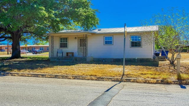 view of front facade featuring a front yard