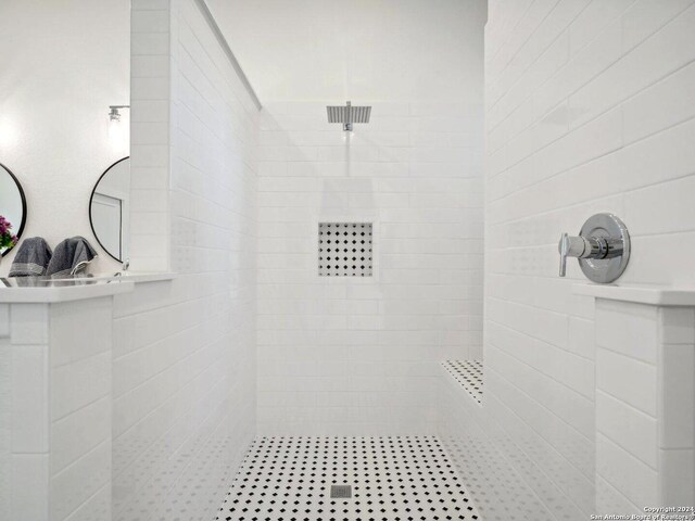 bathroom featuring tiled shower