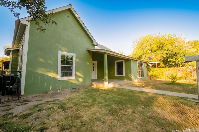 319 Vine St, San Antonio, TX 78210 - view of front of house featuring fence, a patio, stucco siding, and a front yard