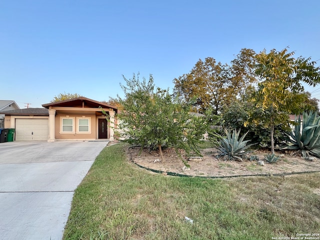 view of front of home featuring a front yard and a garage