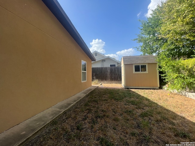 view of yard with a storage unit