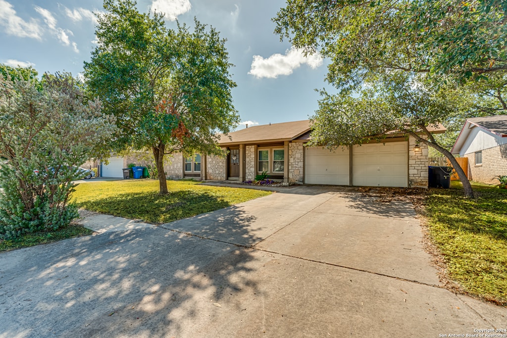 view of front of property featuring a front lawn and a garage