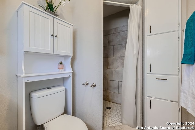 bathroom featuring toilet and a shower with curtain