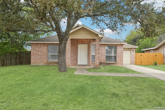 single story home featuring a front yard