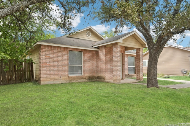 view of front facade with a front lawn