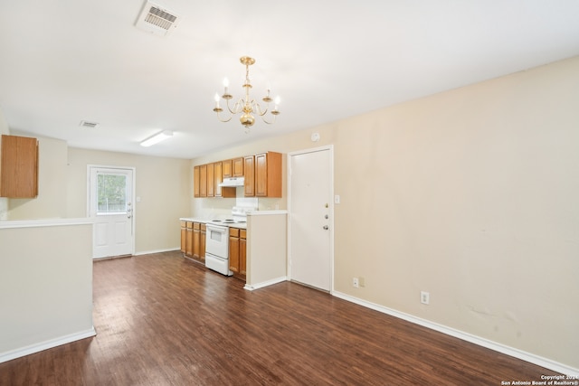 kitchen featuring electric stove, a chandelier, dark hardwood / wood-style floors, and hanging light fixtures