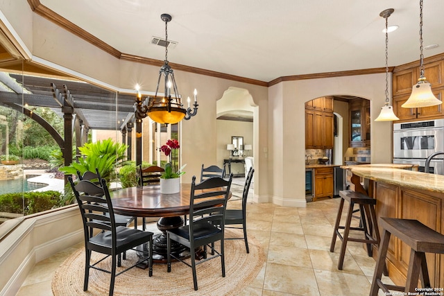 dining room featuring arched walkways, ornamental molding, visible vents, and baseboards