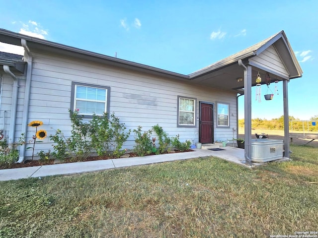 view of front of property with a front lawn